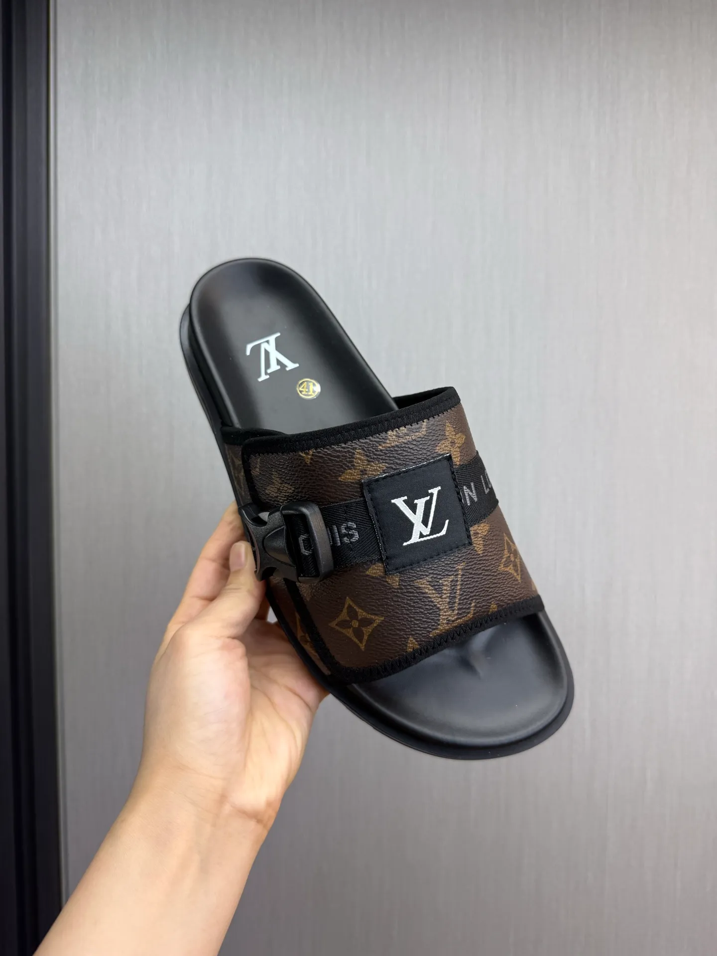 Men's shoes 💰320💰 Lv. hot selling men's slippers 🔥 🩴Official website one to one production 38-45 sizes 45 46 🉑️Customized!